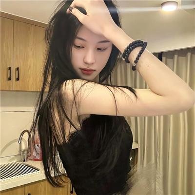 穿条纹衣的男孩